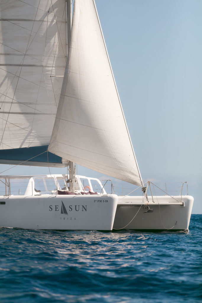 foto profesional publicitaria del exterior de la proa de un catamaran para pasajeros navegando Fotografía de barcos y yates en Ibiza