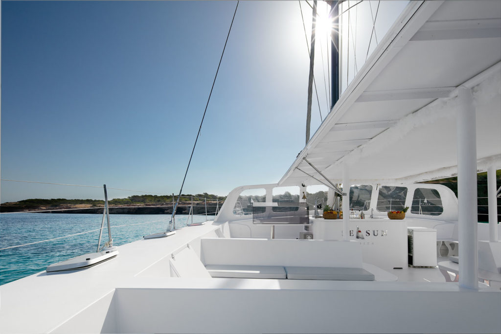 fotografia profesional publicitaria del exterior izquierdo de un catamaran para pasajeros en ibiza