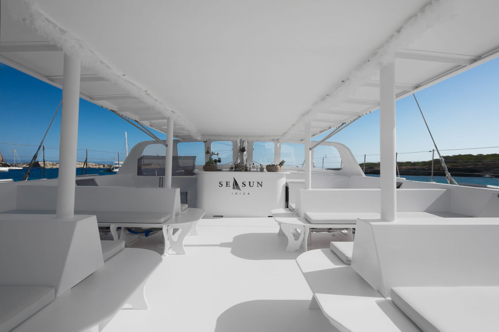 fotografia publicitaria del interior de un catamaran para pasajeros en ibiza