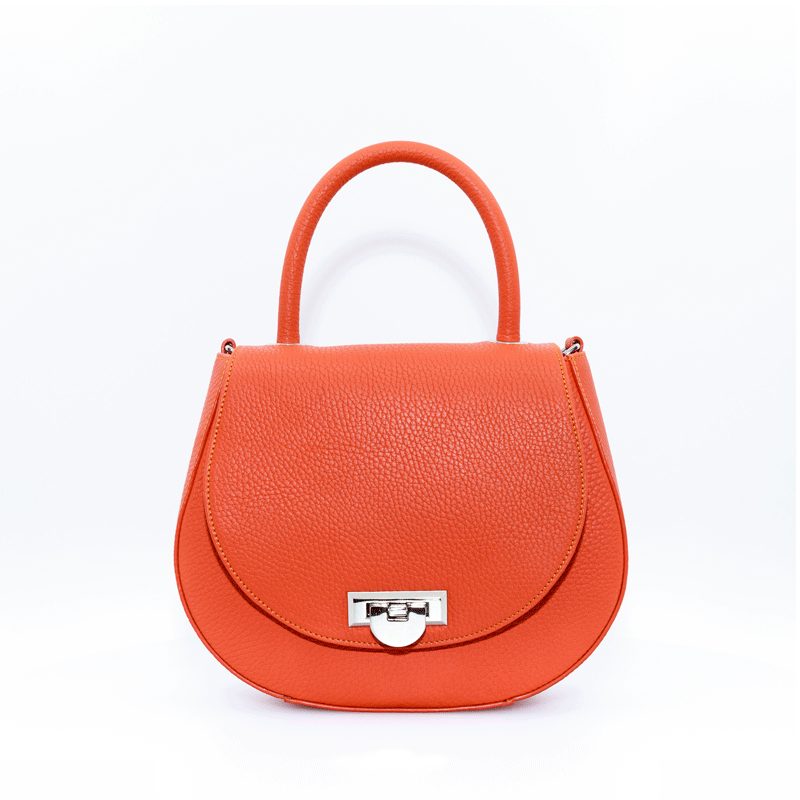 Bolso de piel naranja con asa y cierre metálico sobre fondo blanco