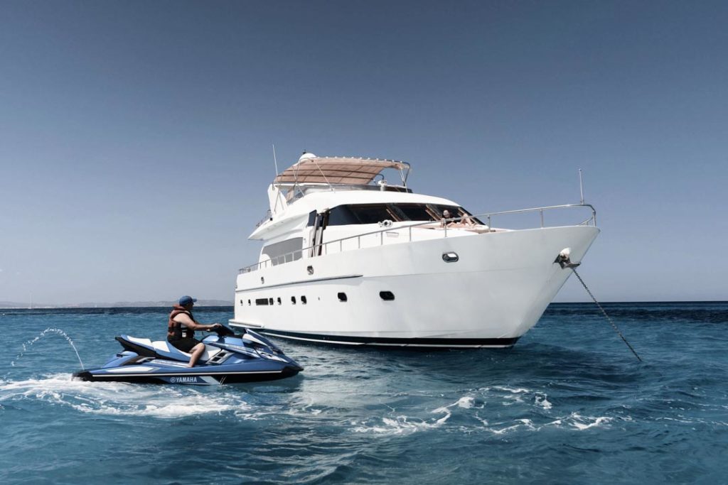 Fotografía de Barcos en Ibiza-Imagen de yate y moto de agua en aguas de formentera con fotografia de arquitectura e interiores en ibiza