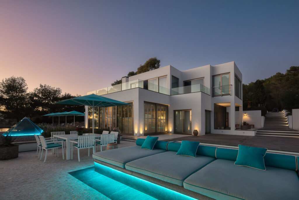 Imagen nocturna exterior del frente de villa para fotografía de inmobiliaria en Ibiza
