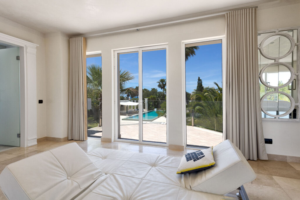 Villa real estate cama sofa vistas terraza exterior y piscina