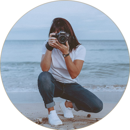 Fotógrafa capturando momentos en la playa de Ibiza
